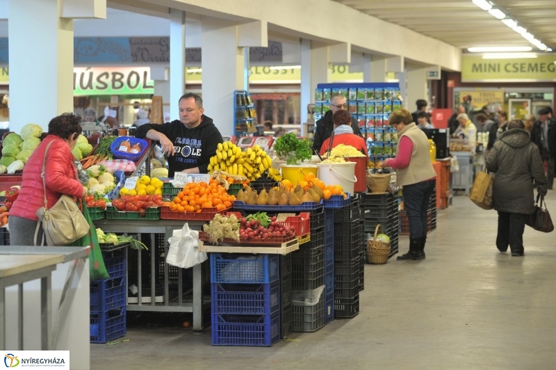 Piaci körkép a Búza téren - fotó Szarka Lajos
