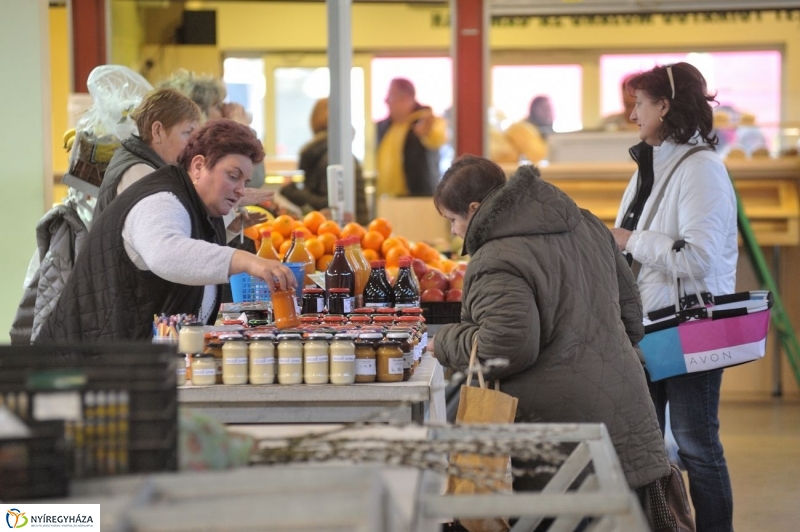 Piaci körkép a Búza téren - fotó Szarka Lajos