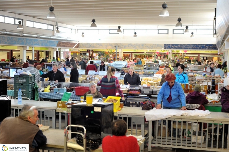 Piaci körkép a Búza téren - fotó Szarka Lajos