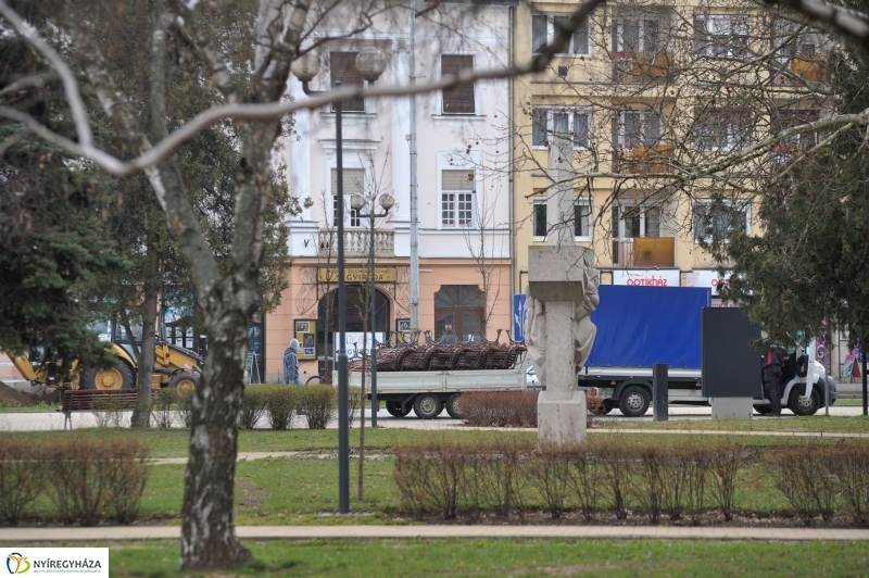 Új padok a belvárosban - fotó Szarka Lajos