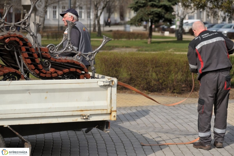 Új padok a belvárosban - fotó Szarka Lajos
