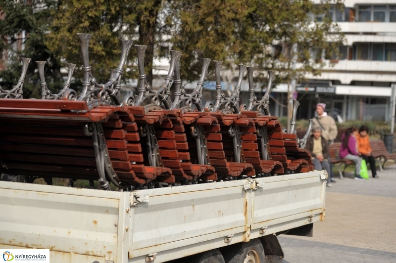 Új padok a belvárosban - fotó Szarka Lajos