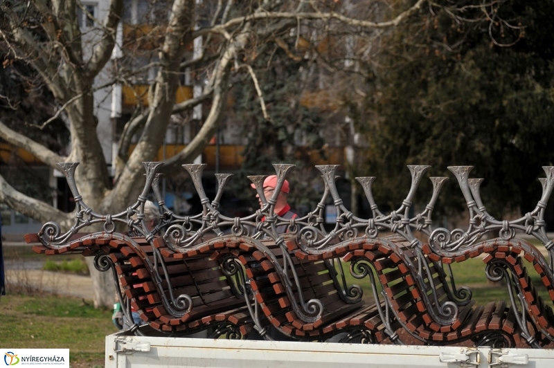 Új padok a belvárosban - fotó Szarka Lajos