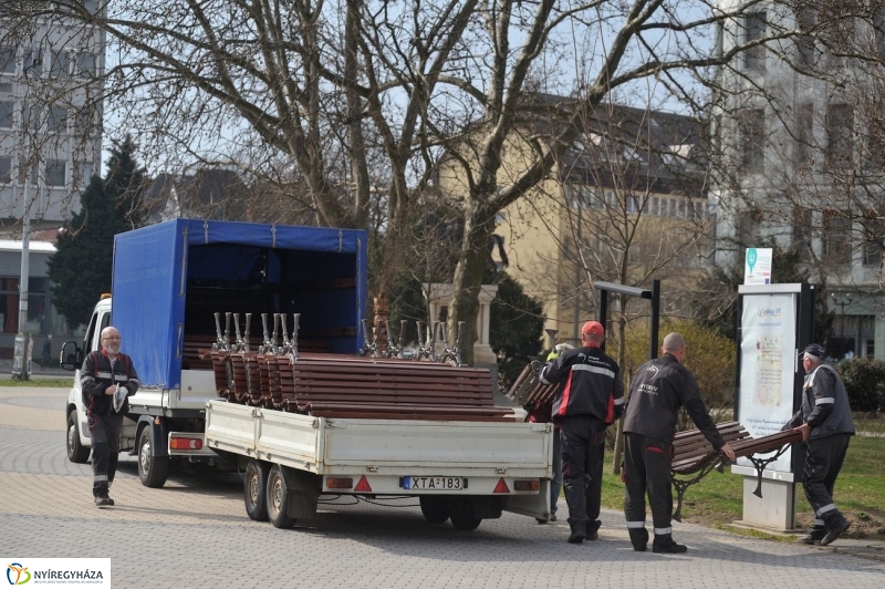 Új padok a belvárosban - fotó Szarka Lajos