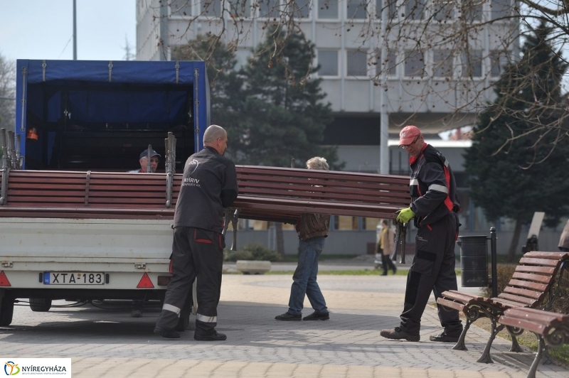 Új padok a belvárosban - fotó Szarka Lajos