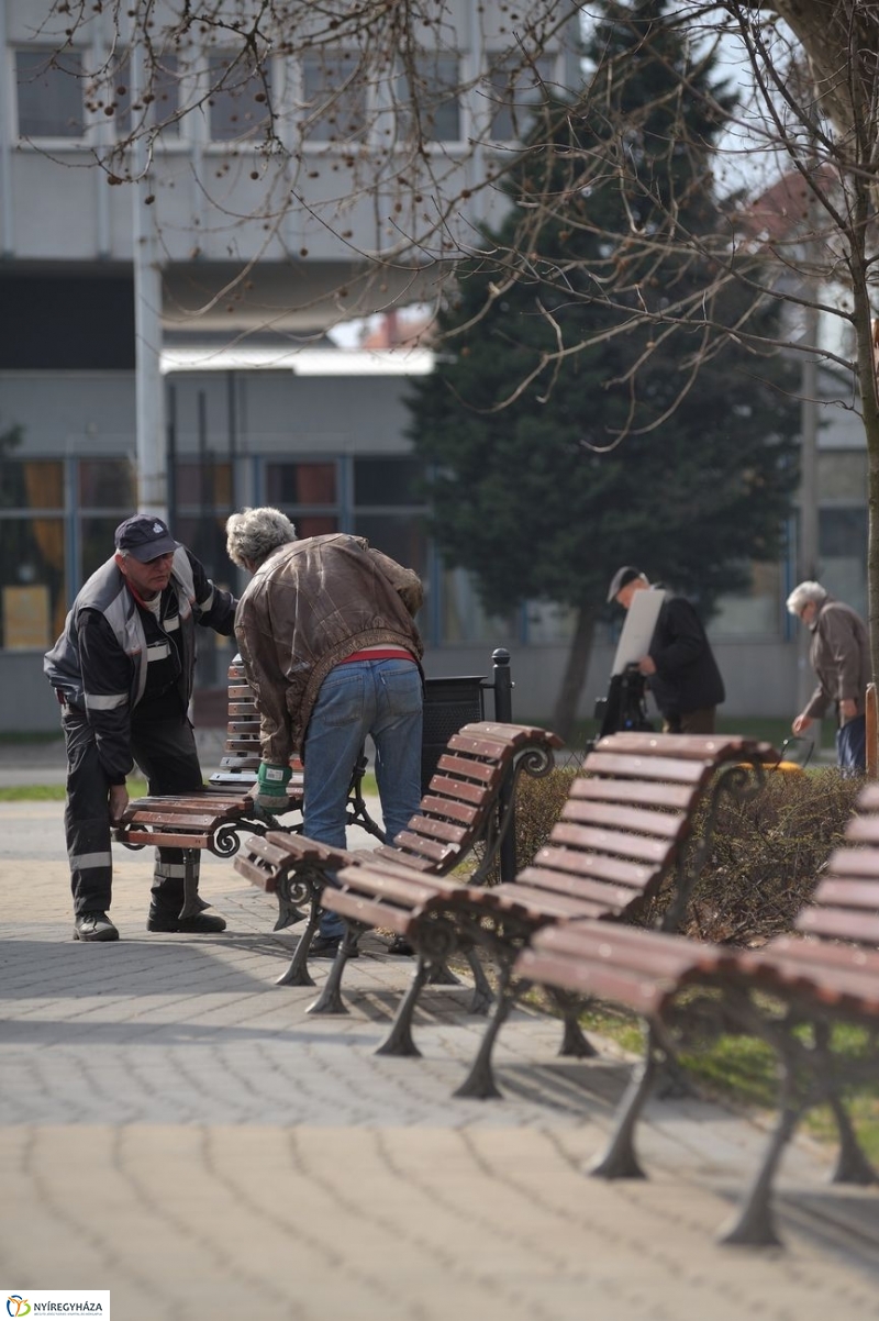 Új padok a belvárosban - fotó Szarka Lajos