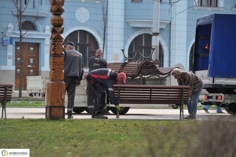 Új padok a belvárosban - fotó Szarka Lajos