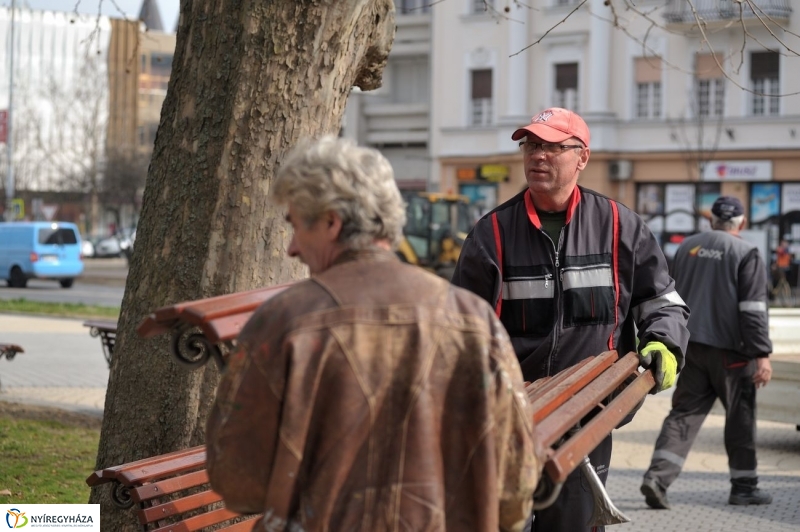 Új padok a belvárosban - fotó Szarka Lajos