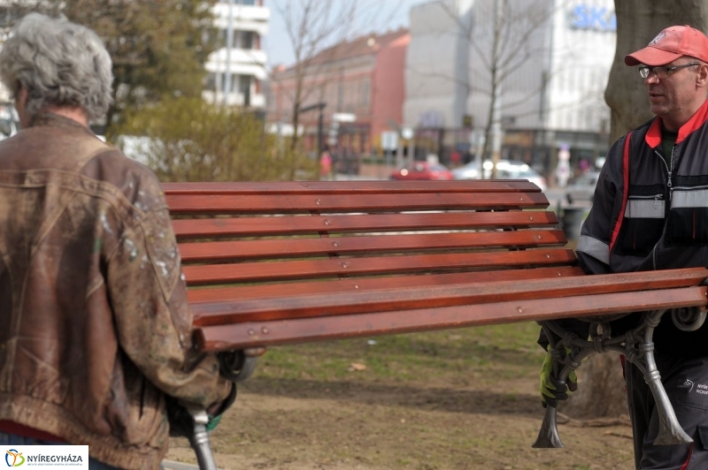 Új padok a belvárosban - fotó Szarka Lajos