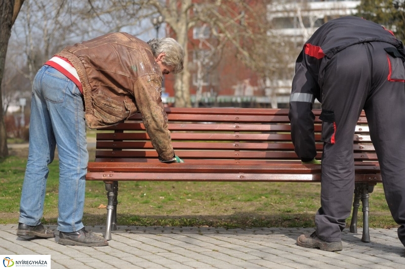 Új padok a belvárosban - fotó Szarka Lajos
