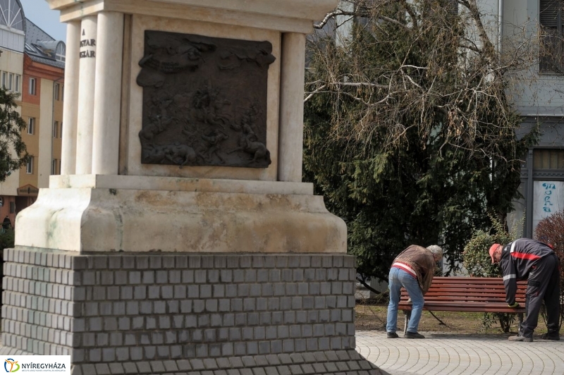 Új padok a belvárosban - fotó Szarka Lajos