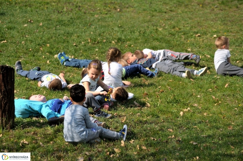 Tavaszi délelőtt a Katica csoporttal - fotó Szarka Lajos