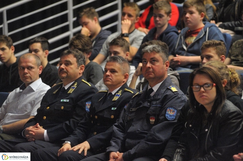Üzenet a biztonságért - fotó Szarka Lajos