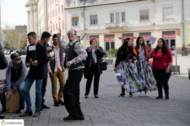 Nemzetközi Roma Nap-Flashmob a Kossuth téren