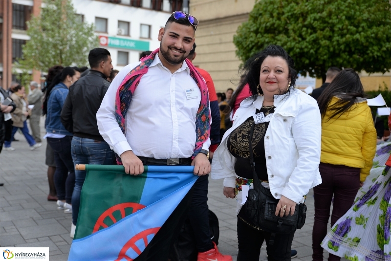 Nemzetközi Roma Nap-Flashmob a Kossuth téren