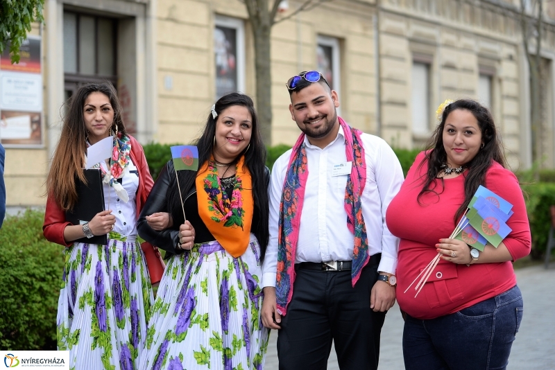 Nemzetközi Roma Nap-Flashmob a Kossuth téren