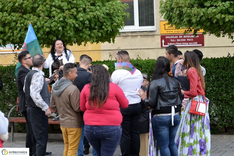 Nemzetközi Roma Nap-Flashmob a Kossuth téren