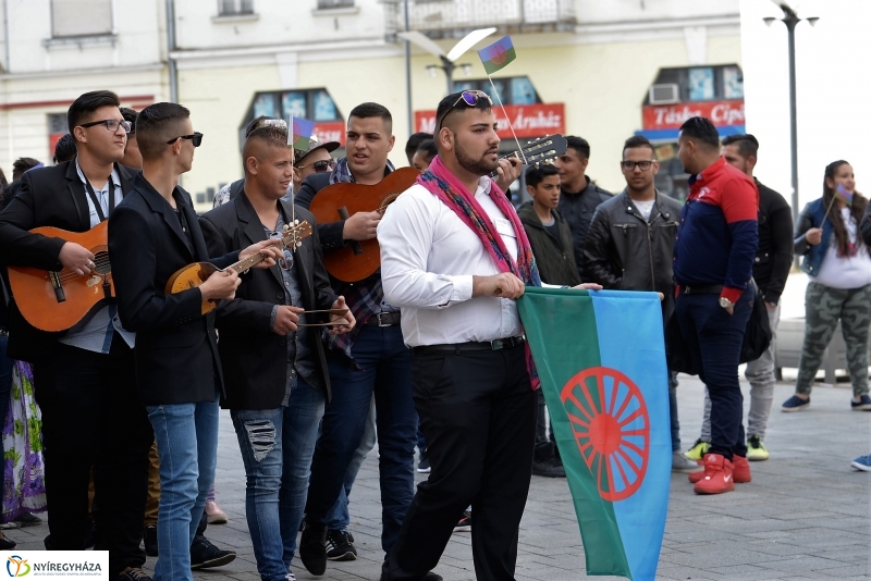 Nemzetközi Roma Nap-Flashmob a Kossuth téren