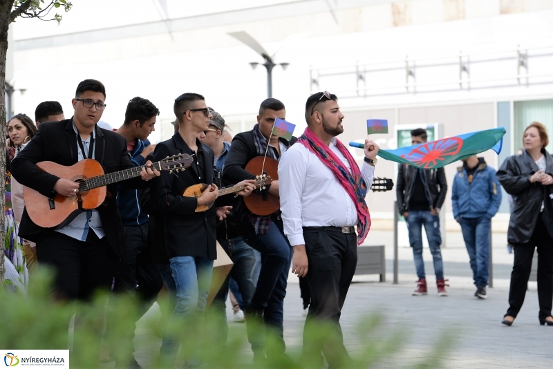 Nemzetközi Roma Nap-Flashmob a Kossuth téren
