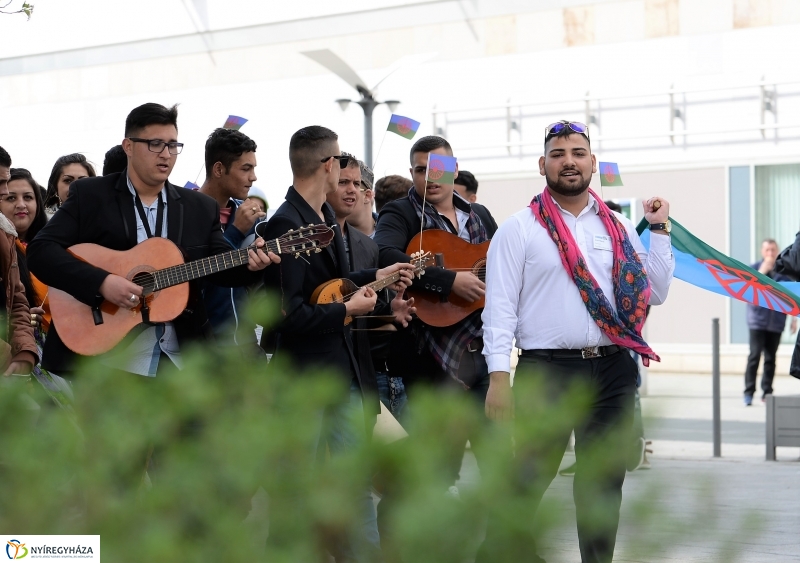 Nemzetközi Roma Nap-Flashmob a Kossuth téren