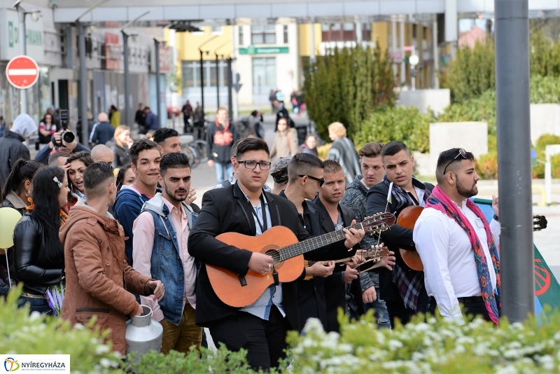 Nemzetközi Roma Nap-Flashmob a Kossuth téren