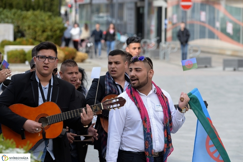 Nemzetközi Roma Nap-Flashmob a Kossuth téren