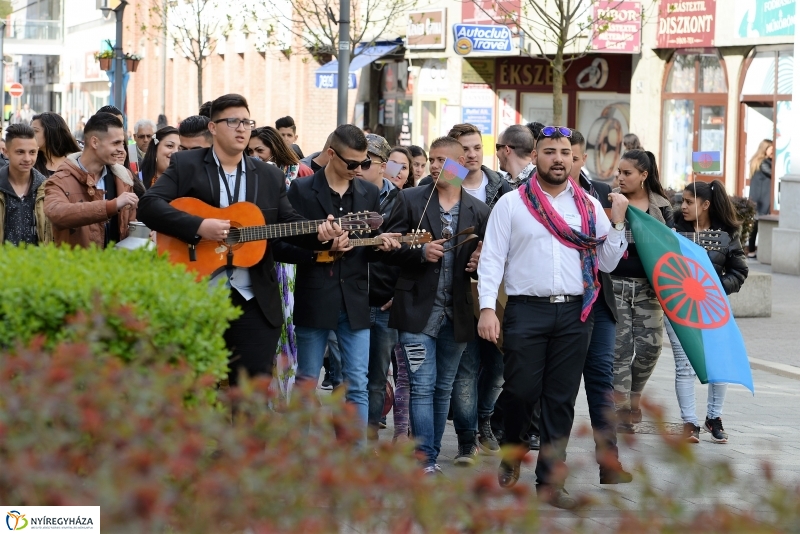 Nemzetközi Roma Nap-Flashmob a Kossuth téren