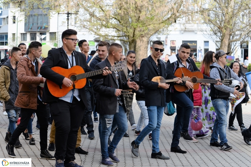 Nemzetközi Roma Nap-Flashmob a Kossuth téren
