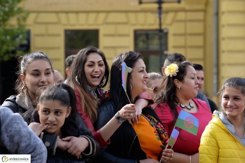 Nemzetközi Roma Nap-Flashmob a Kossuth téren