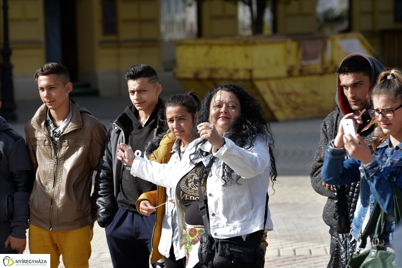 Nemzetközi Roma Nap-Flashmob a Kossuth téren