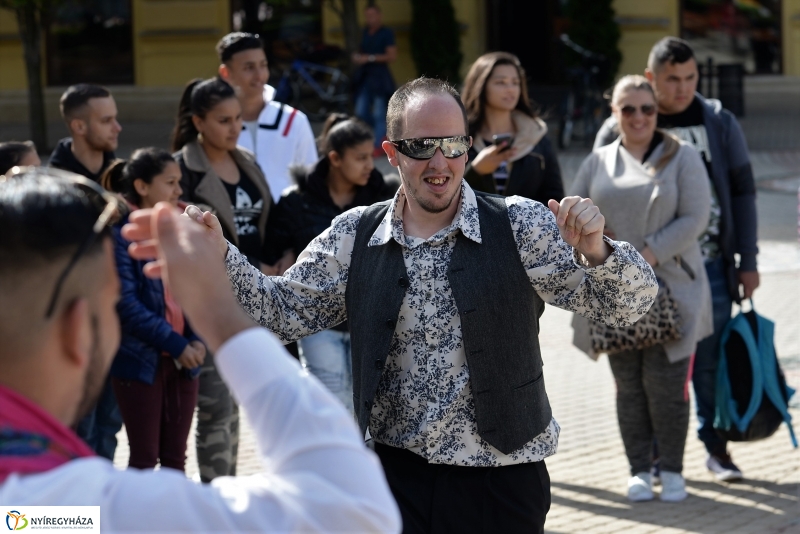 Nemzetközi Roma Nap-Flashmob a Kossuth téren