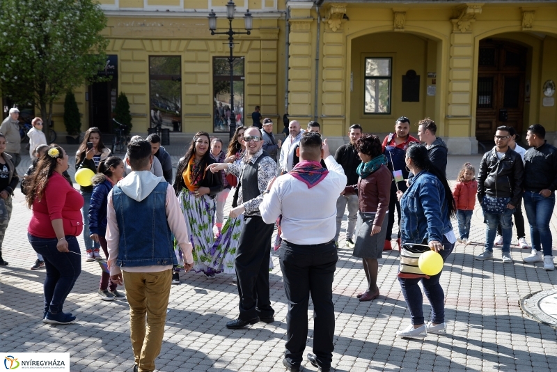 Nemzetközi Roma Nap-Flashmob a Kossuth téren