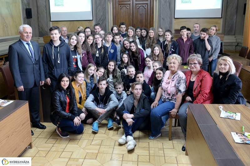 Lengyel diákok a Városházán