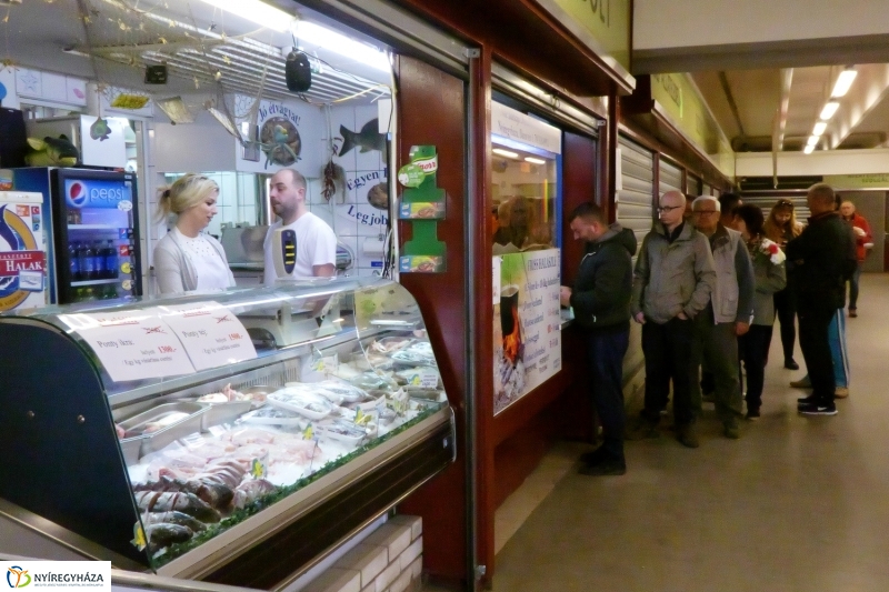 Húsvétra készülve a piacon - fotó Szarka Lajos