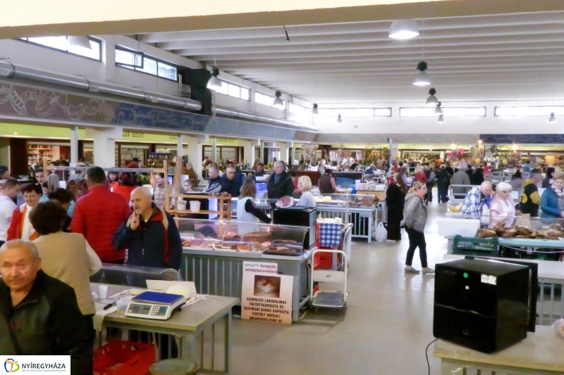 Húsvétra készülve a piacon - fotó Szarka Lajos