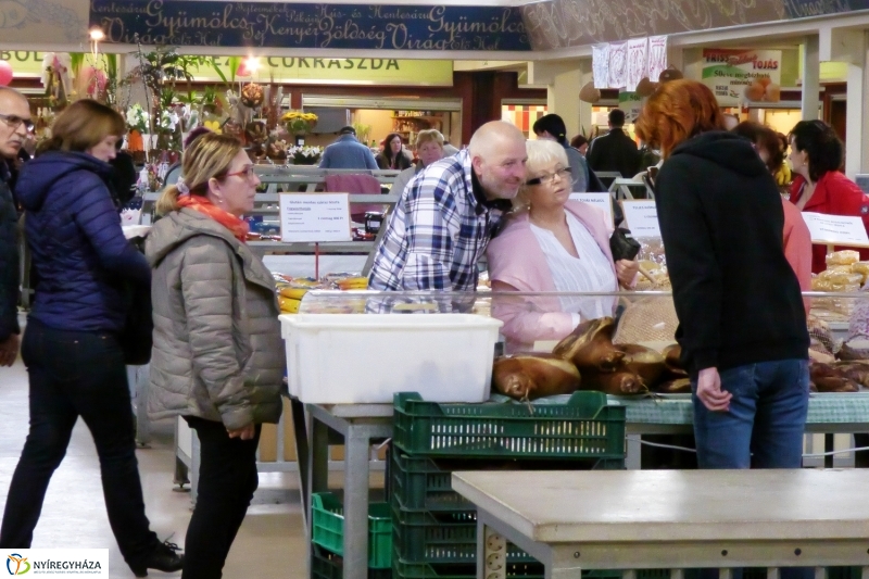 Húsvétra készülve a piacon - fotó Szarka Lajos