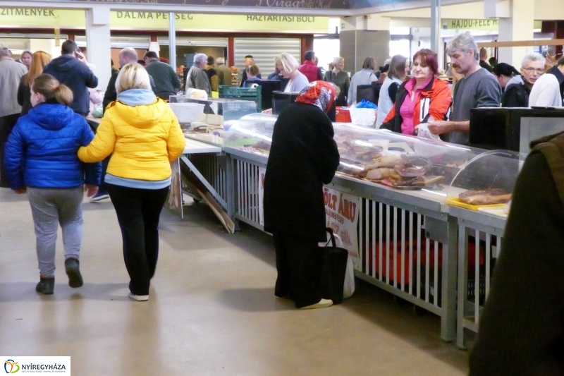 Húsvétra készülve a piacon - fotó Szarka Lajos