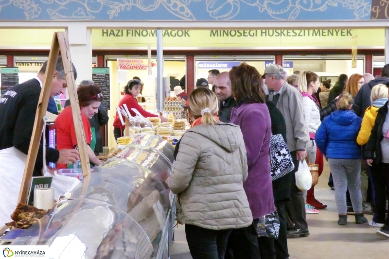Húsvétra készülve a piacon - fotó Szarka Lajos