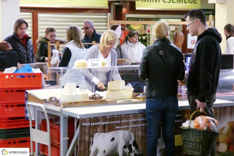 Húsvétra készülve a piacon - fotó Szarka Lajos