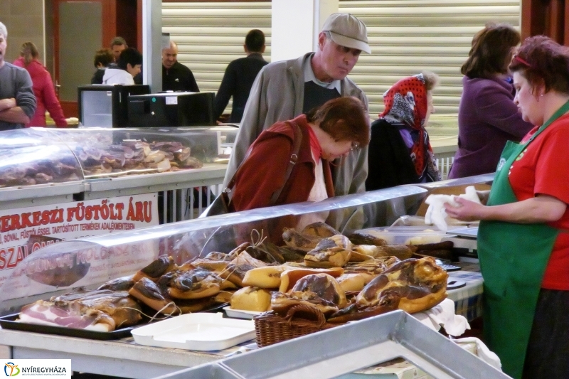Húsvétra készülve a piacon - fotó Szarka Lajos