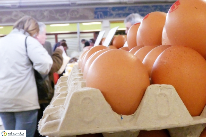 Húsvétra készülve a piacon - fotó Szarka Lajos
