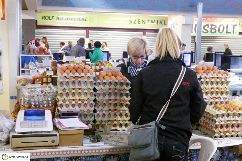 Húsvétra készülve a piacon - fotó Szarka Lajos