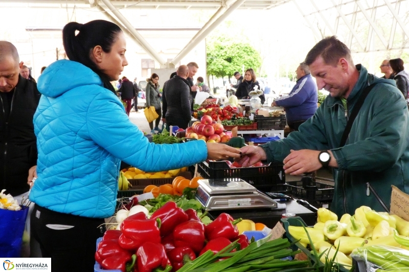 Húsvétra készülve a piacon - fotó Szarka Lajos