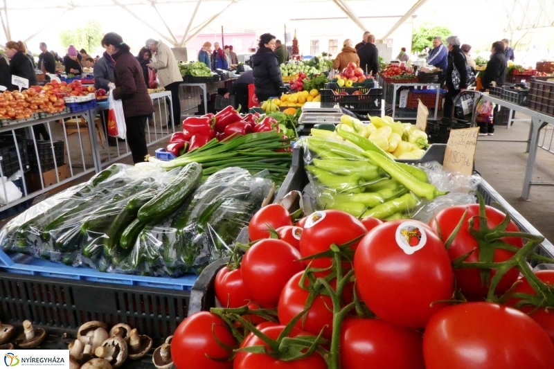 Húsvétra készülve a piacon - fotó Szarka Lajos