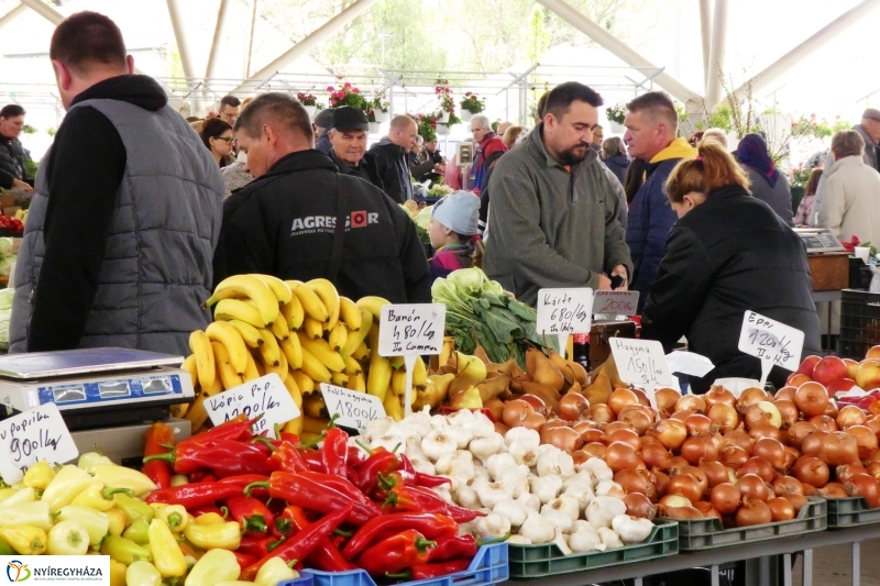 Húsvétra készülve a piacon - fotó Szarka Lajos