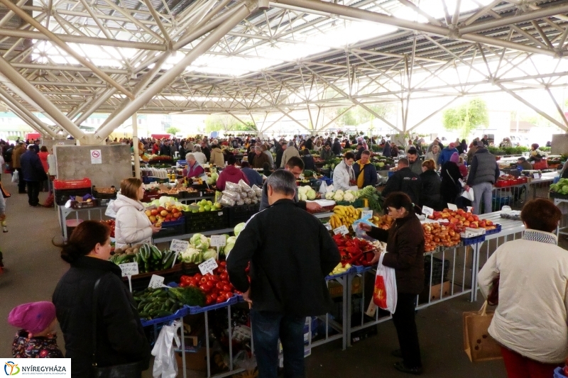 Húsvétra készülve a piacon - fotó Szarka Lajos