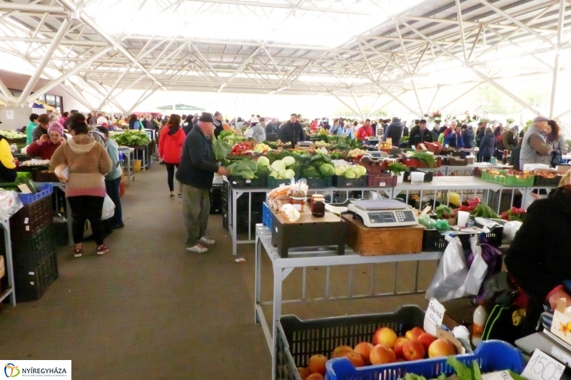 Húsvétra készülve a piacon - fotó Szarka Lajos