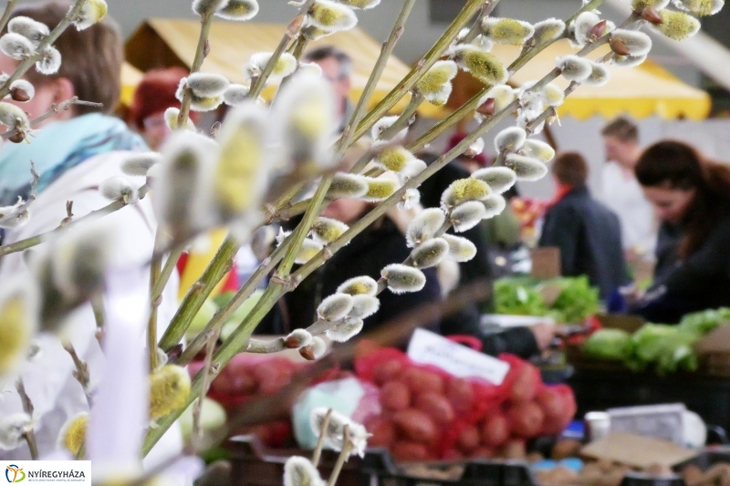 Húsvétra készülve a piacon - fotó Szarka Lajos