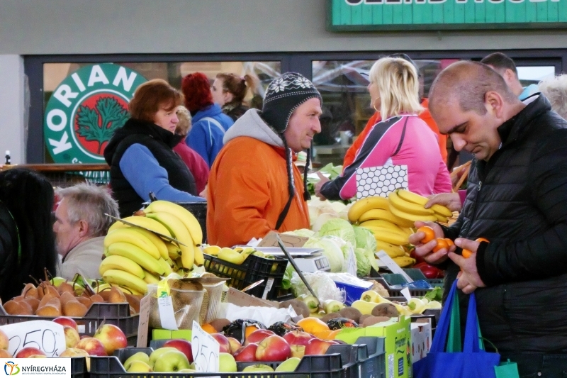 Húsvétra készülve a piacon - fotó Szarka Lajos