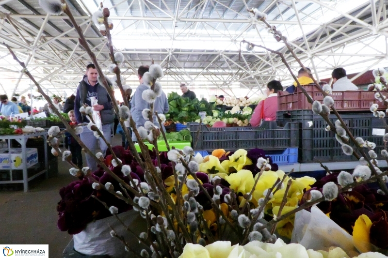 Húsvétra készülve a piacon - fotó Szarka Lajos
